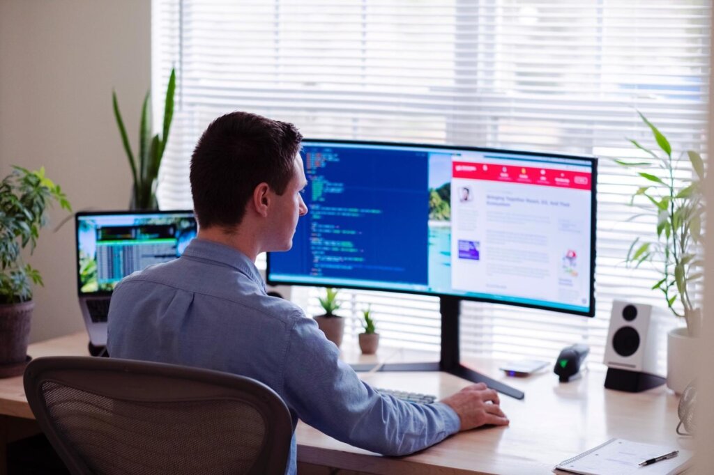 A person sitting in front of a computer Description automatically generated with low confidence